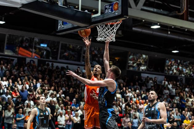 GER, easy-Credit Basketball-Bundesliga, 23. Spieltag, Niners Chemnitz - Science City Jena. 18.04.2026, Messe, Chemnitz, GER, easy-Credit Basketball-Bundesliga, 23. Spieltag, Niners Chemnitz - Science City Jena. Kevin Yebo (Niners Chemnitz, 0), Joe Wieskamp (Science City Jena, 10) Foto Alexander Trienitz Chemnitz Messe Sachsen Deutschland