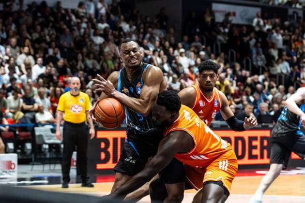 GER, easy-Credit Basketball-Bundesliga, 23. Spieltag, Niners Chemnitz - Science City Jena. 18.04.2026, Messe, Chemnitz, GER, easy-Credit Basketball-Bundesliga, 23. Spieltag, Niners Chemnitz - Science City Jena. Chris Carter (Science City Jena, 5), Amadou Sow (Niners Chemnitz, 12) Foto Alexander Trienitz Chemnitz Messe Sachsen Deutschland