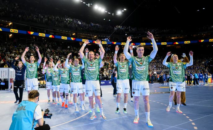 Schlussjubel Füchse Berlin, (r-l) Mathias GIDSEL (B), Lasse ANDERSSON (B), Lukas HERBURGER (B), Max DARJ (B), Aitor Arino (B), Tobias Groendahl (Gröndahl) (B), Matthes LANGHOFF (B), Lauro PICHIRI (B). Halbfinale, TBV Lemgo Lippe - Füchse Berlin, am 18.04.2026 Handball DHB-Pokal Final4, vom 18.04 - 19.04.2026 in Koeln Deutschland. Lanxess Arena