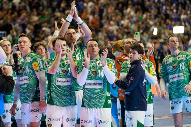 Die Spieler der Fuechse Berlin jubeln ueber den Einzug ins Finale, GER, TBV Lemgo Lippe vs. Fuechse Berlin, Handball, DHB Pokal, Halbfinale, Spielzeit 2025 2026, 18.04.2026, GER, TBV Lemgo Lippe vs. Fuechse Berlin, Handball, DHB Pokal, Halbfinale, Spielzeit 2025 2026, 18.04.2026, Koeln Copyright: xEibnerxPressefoto OliverxSchmidtx EP_OST