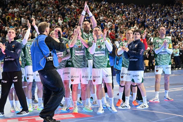 GER, Lanxess Arena Koeln, HBL, LIDL FINAL4, Men, 1. Halbfinale: TVB Lemgo Lippe vs. Fuechse Berlin 18.04.2026, Lanxess Arena , Koeln , GER, Lanxess Arena Koeln, HBL, LIDL FINAL4, Men, 1. Halbfinale: TVB Lemgo Lippe vs. Fuechse Berlin, im Bild: nach dem Spiel freuen sich die Berliner ueber den Sieg