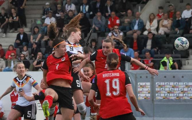 14.02.2026, Ried im Innkreis, AUT, Unterwegs in Oberösterreich, Fußball, FIFA WM-QualiÂfiÂkation Frauen, ÖsterÂreich vs DeutschÂland, im Bild Melanie Brunntaler, AUT, Lea Schüller, Verena Hanshaw, AUT,