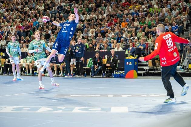 Leve Carstensen, Aussen (TBV Lemgo Lippe 21), Dejan Milosavljev, Torwart, (Fuechse Berlin 96), TBV Lemgo Lippe vs. Fuechse Berlin, DHB-Pokal Maenner, Herren, 5. Spieltag, Halbfinale, Daikin HBL, Lidl Final 4, 18.04.2026 Köln NRW Deutschland