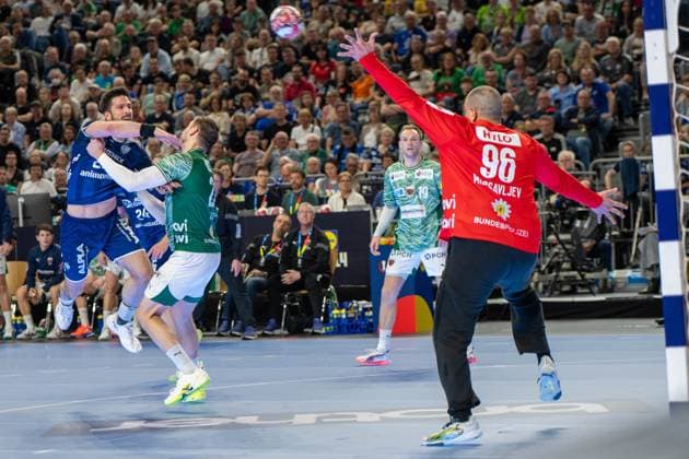 Tim Suton, Rueckraum (TBV Lemgo Lippe 23), Dejan Milosavljev, Torwart, (Fuechse Berlin 96), TBV Lemgo Lippe vs. Fuechse Berlin, DHB-Pokal Maenner, Herren, 5. Spieltag, Halbfinale, Daikin HBL, Lidl Final 4, 18.04.2026 Köln NRW Deutschland