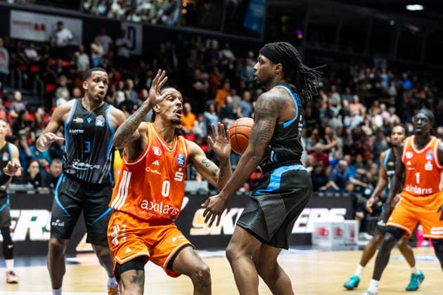 GER, easy-Credit Basketball-Bundesliga, 23. Spieltag, Niners Chemnitz - Science City Jena. 18.04.2026, Messe, Chemnitz, GER, easy-Credit Basketball-Bundesliga, 23. Spieltag, Niners Chemnitz - Science City Jena. Uchenna Iroegbu (Science City Jena 1), Kevin Yebo (Niners Chemnitz, 0) Foto Alexander Trienitz Chemnitz Messe Sachsen Deutschland