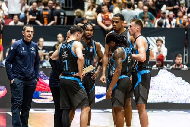 GER, easy-Credit Basketball-Bundesliga, 23. Spieltag, Niners Chemnitz - Science City Jena. 18.04.2026, Messe, Chemnitz, GER, easy-Credit Basketball-Bundesliga, 23. Spieltag, Niners Chemnitz - Science City Jena. Mike Taylor (Head Coach), Science City Jena spricht mit seinen Spielern Foto Alexander Trienitz Chemnitz Messe Sachsen Deutschland