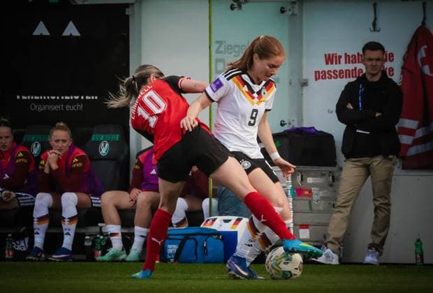 14.02.2026, Ried im Innkreis, AUT, Unterwegs in Oberösterreich, Fußball, FIFA WM-QualiÂfiÂkation Frauen, ÖsterÂreich vs DeutschÂland, im Bild Eilleen Campbell, AUT, Lea Schüller,