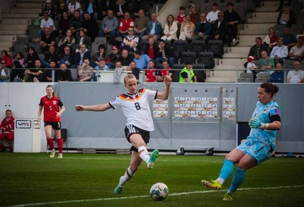 14.02.2026, Ried im Innkreis, AUT, Unterwegs in Oberösterreich, Fußball, FIFA WM-QualiÂfiÂkation Frauen, ÖsterÂreich vs DeutschÂland, im Bild Mariella El Sherif, AUT, Lina Magull,