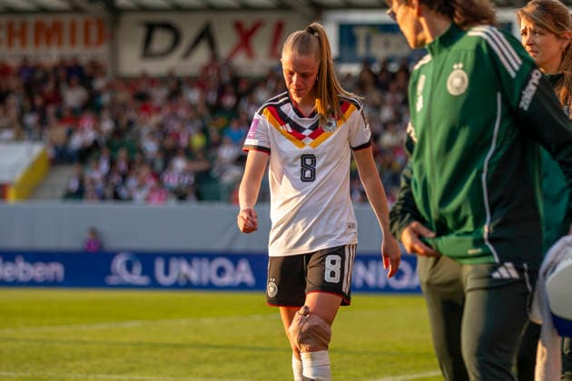 AUT, Ried im Innkreis, Fußball, Frauen WM Qualifikation, 4. Spieltag, Oesterreich vs. Deutschland im Bild v.l.: Vivien Endemann (Germany 08), verletzt, mit enttaeuschter Mimik, mit Bandage am Knie 18.04.2026, BWT X Oberoesterreichische Arena Ried im Innkreis UEFA REGULATIONS PROHIBIT ANY USE OF PHOTOGRAPHS AS IMAGE SEQUENCES AND OR QUASI-VIDEO, Copyright: HMBxMedia PaulxFritz