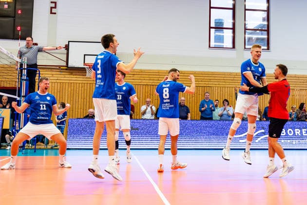 18.04.2026, GER, Volleyball, 2.BL Maenner Sued PlayOff (Best of 2 mit Golden Set), Saison 2025 2026, Blue Volleys Gotha - Enervigo Volleys Dresden Die Blue Volleys Gotha ziehen in das Finale der PlayOffs 2.Bundesliga ein, mit im Bild Tim Wagner (Blue Volleys Gotha), Christoph Assmann (Blue Volleys Gotha), Ben Bierwisch (Blue Volleys Gotha) , Dominik Duchac (Blue Volleys Gotha), Hannes Krochmann (Blue Volleys Gotha), Len Spankowski (Blue Volleys Gotha), Robert Werner (Blue Volleys Gotha) 99867 Gotha Sporthalle Sportanlage Ernesti Thüringen Deutschland