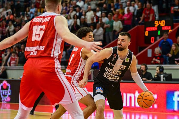 Viktor Kovacevic 2.Bundesliga Pro A, 32. Spieltag, 46ers, Basketball, Basketball Saison 2025 2026, BBL, Köln in rot, Deutschland, Giessen 46ers RheinStars Köln, Giessen in schwarz, Herren, Männer