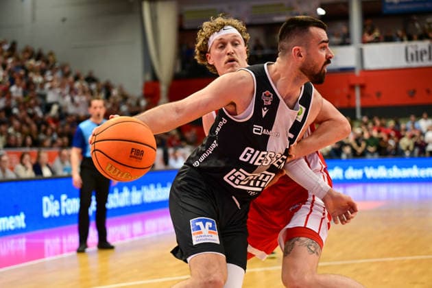 Viktor Kovacevic 2.Bundesliga Pro A, 32. Spieltag, 46ers, Basketball, Basketball Saison 2025 2026, BBL, Köln in rot, Deutschland, Giessen 46ers RheinStars Köln, Giessen in schwarz, Herren, Männer