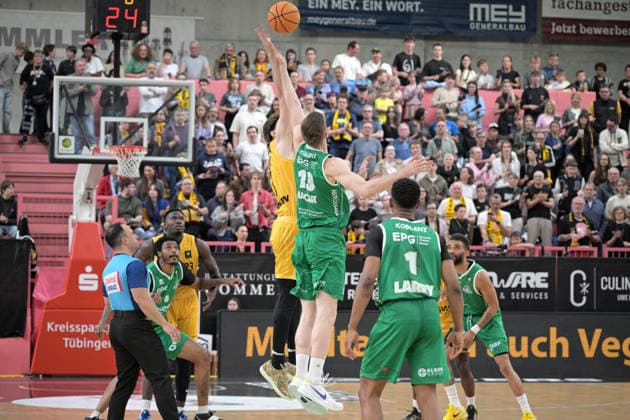 Silas Kaan Osezua Oriane (Tigers Tuebingen, 07) im Zweikampf mit Marko Bacak (EPG Baskets Koblenz, 13) Tigers Tuebingen vs. EPG Baskets Koblenz Basketball, 2.Barmer Basketball Bundesliga, 32.Spieltag, Saison 2025 2026, 18.04.2026 Tigers Tuebingen vs. EPG Baskets Koblenz Basketball, 2.Barmer Basketball Bundesliga, 32.Spieltag, Saison 2025 2026, 18.04.2026 Tuebingen Copyright: xEibner-Pressefoto TobiasxBaurx EP_TBR