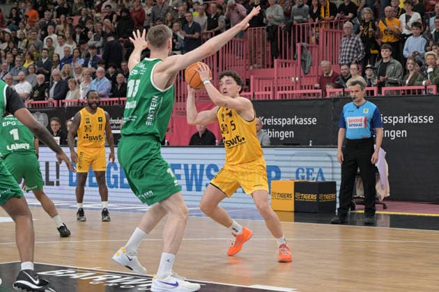 Kaya Kaan Hakan Bayram (Tigers Tuebingen, 05) im Zweikampf mit Marko Bacak (EPG Baskets Koblenz, 13) Tigers Tuebingen vs. EPG Baskets Koblenz Basketball, 2.Barmer Basketball Bundesliga, 32.Spieltag, Saison 2025 2026, 18.04.2026 Tigers Tuebingen vs. EPG Baskets Koblenz Basketball, 2.Barmer Basketball Bundesliga, 32.Spieltag, Saison 2025 2026, 18.04.2026 Tuebingen Copyright: xEibner-Pressefoto TobiasxBaurx EP_TBR