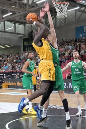 Melkisedek Kwaku Moreaux (Tigers Tuebingen, 23) im Zweikampf mit Jannis Sonnefeld (EPG Baskets Koblenz, 14) Tigers Tuebingen vs. EPG Baskets Koblenz Basketball, 2.Barmer Basketball Bundesliga, 32.Spieltag, Saison 2025 2026, 18.04.2026 Tigers Tuebingen vs. EPG Baskets Koblenz Basketball, 2.Barmer Basketball Bundesliga, 32.Spieltag, Saison 2025 2026, 18.04.2026 Tuebingen Copyright: xEibner-Pressefoto TobiasxBaurx EP_TBR