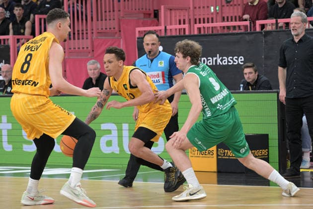 Isaiah Jevon Sanders (Tigers Tuebingen, 10) im Zweikampf mit Calvin Wishart (EPG Baskets Koblenz, 03) Tigers Tuebingen vs. EPG Baskets Koblenz Basketball, 2.Barmer Basketball Bundesliga, 32.Spieltag, Saison 2025 2026, 18.04.2026 Tigers Tuebingen vs. EPG Baskets Koblenz Basketball, 2.Barmer Basketball Bundesliga, 32.Spieltag, Saison 2025 2026, 18.04.2026 Tuebingen Copyright: xEibner-Pressefoto TobiasxBaurx EP_TBR