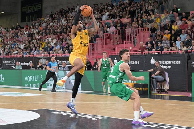 Bernard Joel Pelote III (Tigers Tuebingen, 01) im Zweikampf mit Aleksa Kovacevic (EPG Baskets Koblenz, 4) Tigers Tuebingen vs. EPG Baskets Koblenz Basketball, 2.Barmer Basketball Bundesliga, 32.Spieltag, Saison 2025 2026, 18.04.2026 Tigers Tuebingen vs. EPG Baskets Koblenz Basketball, 2.Barmer Basketball Bundesliga, 32.Spieltag, Saison 2025 2026, 18.04.2026 Tuebingen Copyright: xEibner-Pressefoto TobiasxBaurx EP_TBR