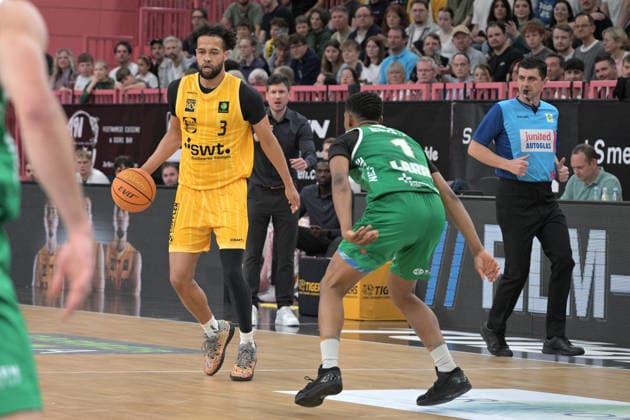 Miles Lamar Tention (Tigers Tuebingen, 03) im Zweikampf mit Julian Lamont Larry (EPG Baskets Koblenz, 01) Tigers Tuebingen vs. EPG Baskets Koblenz Basketball, 2.Barmer Basketball Bundesliga, 32.Spieltag, Saison 2025 2026, 18.04.2026 Tigers Tuebingen vs. EPG Baskets Koblenz Basketball, 2.Barmer Basketball Bundesliga, 32.Spieltag, Saison 2025 2026, 18.04.2026 Tuebingen Copyright: xEibner-Pressefoto TobiasxBaurx EP_TBR
