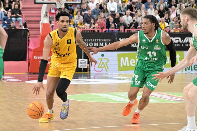 Bernard Joel Pelote III (Tigers Tuebingen, 01) im Zweikampf mit Devonte Jasai McCall (EPG Baskets Koblenz, 11) Tigers Tuebingen vs. EPG Baskets Koblenz Basketball, 2.Barmer Basketball Bundesliga, 32.Spieltag, Saison 2025 2026, 18.04.2026 Tigers Tuebingen vs. EPG Baskets Koblenz Basketball, 2.Barmer Basketball Bundesliga, 32.Spieltag, Saison 2025 2026, 18.04.2026 Tuebingen Copyright: xEibner-Pressefoto TobiasxBaurx EP_TBR