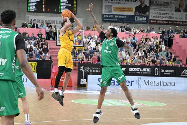 Isaiah Jevon Sanders (Tigers Tuebingen, 10) im Zweikampf mit Decorian Jeffries (EPG Baskets Koblenz, 00) Tigers Tuebingen vs. EPG Baskets Koblenz Basketball, 2.Barmer Basketball Bundesliga, 32.Spieltag, Saison 2025 2026, 18.04.2026 Tigers Tuebingen vs. EPG Baskets Koblenz Basketball, 2.Barmer Basketball Bundesliga, 32.Spieltag, Saison 2025 2026, 18.04.2026 Tuebingen Copyright: xEibner-Pressefoto TobiasxBaurx EP_TBR