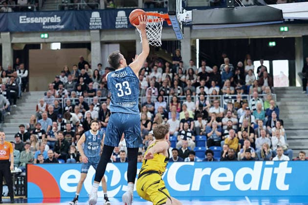 Ryan Mikelsell (MLP Academics Heidelberg, 33) beim Dunk. GER, MLP Academics Heidelberg vs. MHP Riesen Ludwigsburg, Basketball, easycredit Basketball Bundesliga, 30.Spieltag, Saison, 2025 2026, 18.04.2026 GER, MLP Academics Heidelberg vs. MHP Riesen Ludwigsburg, Basketball, easycredit Basketball Bundesliga, 30.Spieltag, Saison, 2025 2026, 18.04.2026 Heidelberg Copyright: xEibner-Pressefoto JoergxHirschx EP_JHH