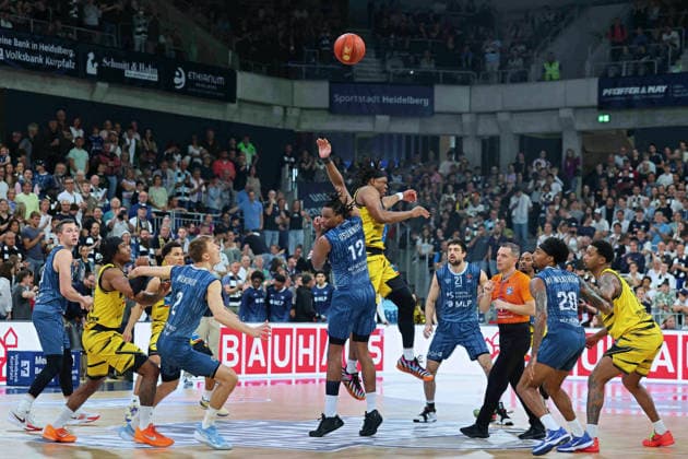 Spielbeginn im SNP Dome Osun Osunniyi (MLP Academics Heidelberg, 12) erkaempft sich den Ball. GER, MLP Academics Heidelberg vs. MHP Riesen Ludwigsburg, Basketball, easycredit Basketball Bundesliga, 30.Spieltag, Saison, 2025 2026, 18.04.2026 GER, MLP Academics Heidelberg vs. MHP Riesen Ludwigsburg, Basketball, easycredit Basketball Bundesliga, 30.Spieltag, Saison, 2025 2026, 18.04.2026 Heidelberg Copyright: xEibner-Pressefoto JoergxHirschx EP_JHH