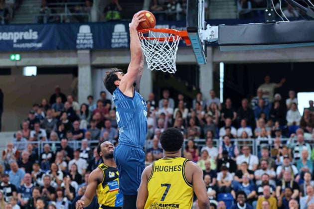 Marcel Keßen (MLP Academics Heidelberg, 15) beim Dunk. GER, MLP Academics Heidelberg vs. MHP Riesen Ludwigsburg, Basketball, easycredit Basketball Bundesliga, 30.Spieltag, Saison, 2025 2026, 18.04.2026 GER, MLP Academics Heidelberg vs. MHP Riesen Ludwigsburg, Basketball, easycredit Basketball Bundesliga, 30.Spieltag, Saison, 2025 2026, 18.04.2026 Heidelberg Copyright: xEibner-Pressefoto JoergxHirschx EP_JHH