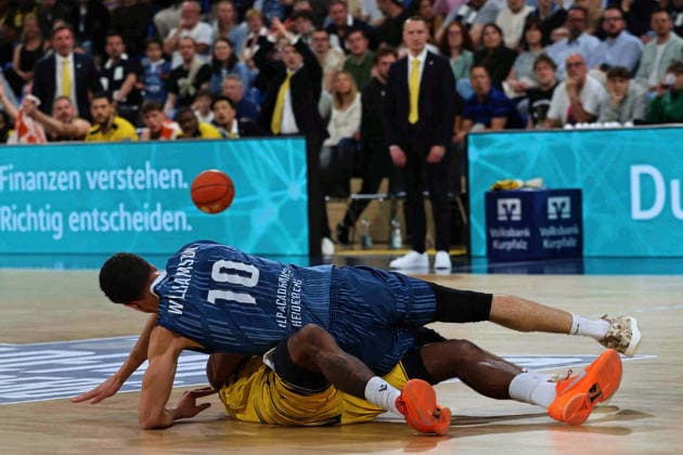 v. li. im Zweikampf, Samuell Williamson (MLP Academics Heidelberg, 10), Terrell Harris (MHP Ludwigsburg Riesen, 8) am Boden. GER, MLP Academics Heidelberg vs. MHP Riesen Ludwigsburg, Basketball, easycredit Basketball Bundesliga, 30.Spieltag, Saison, 2025 2026, 18.04.2026 GER, MLP Academics Heidelberg vs. MHP Riesen Ludwigsburg, Basketball, easycredit Basketball Bundesliga, 30.Spieltag, Saison, 2025 2026, 18.04.2026 Heidelberg Copyright: xEibner-Pressefoto JoergxHirschx EP_JHH