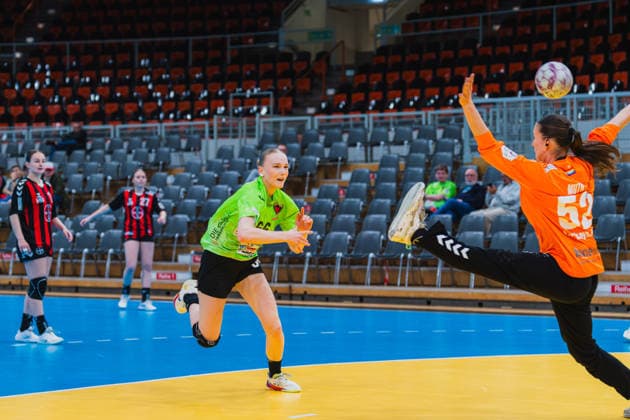 Alissa Katarina Werle (Fuechse Berlin, 66) verwirft einen 7Meter-Wurf gegen Merle Muth (TSV Bayer 04 Leverkusen, 52) TSV Bayer 04 Leverkusen vs. Fuechse Berlin, Handball, 2.Handball-Bundesliga, 24.Spieltag, Saison 2025 26, 18.04.2026, TSV Bayer 04 Leverkusen vs. Fuechse Berlin, Handball, 2.HBL, 24.Spieltag, Saison 2025 26, 18.04.2026 Leverkusen Copyright: xEibner-Pressefoto LukasxBaldygax EP_LBA