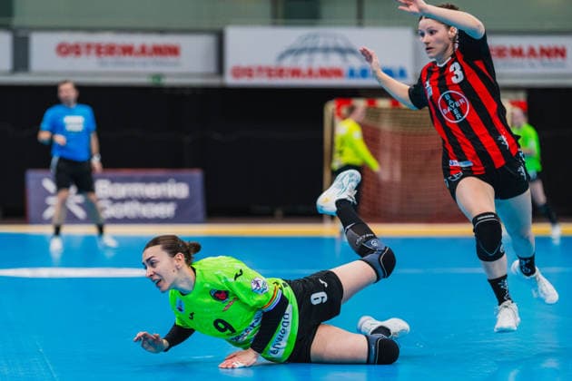 Anais Gouveia (Fuechse Berlin, 09) hechtet dem Ball hinterher, Dana Gruner (TSV Bayer 04 Leverkusen, 03) TSV Bayer 04 Leverkusen vs. Fuechse Berlin, Handball, 2.Handball-Bundesliga, 24.Spieltag, Saison 2025 26, 18.04.2026, TSV Bayer 04 Leverkusen vs. Fuechse Berlin, Handball, 2.HBL, 24.Spieltag, Saison 2025 26, 18.04.2026 Leverkusen Copyright: xEibner-Pressefoto LukasxBaldygax EP_LBA