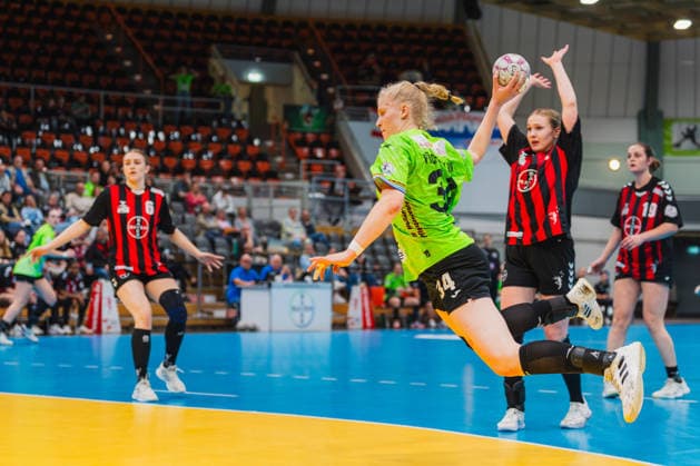 Astrid Richartz (TSV Bayer 04 Leverkusen, 06), Jonna Schaube (Fuechse Berlin, 34) beim Sprungwurf, Annika Ingenpaß (TSV Bayer 04 Leverkusen, 02) kommt zu spaet TSV Bayer 04 Leverkusen vs. Fuechse Berlin, Handball, 2.Handball-Bundesliga, 24.Spieltag, Saison 2025 26, 18.04.2026, TSV Bayer 04 Leverkusen vs. Fuechse Berlin, Handball, 2.HBL, 24.Spieltag, Saison 2025 26, 18.04.2026 Leverkusen Copyright: xEibner-Pressefoto LukasxBaldygax EP_LBA