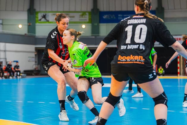 Denise Mol (TSV Bayer 04 Leverkusen, 19) im Zweikampf mit Leoni Baßiner (Fuechse Berlin, 77) Sophia Cormann (TSV Bayer 04 Leverkusen, 10) TSV Bayer 04 Leverkusen vs. Fuechse Berlin, Handball, 2.Handball-Bundesliga, 24.Spieltag, Saison 2025 26, 18.04.2026, TSV Bayer 04 Leverkusen vs. Fuechse Berlin, Handball, 2.HBL, 24.Spieltag, Saison 2025 26, 18.04.2026 Leverkusen Copyright: xEibner-Pressefoto LukasxBaldygax EP_LBA