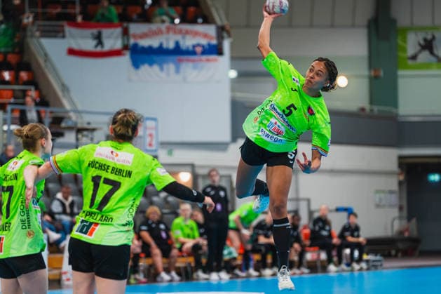 Naomi Conze (Fuechse Berlin, 05) beim Sprungwurf TSV Bayer 04 Leverkusen vs. Fuechse Berlin, Handball, 2.Handball-Bundesliga, 24.Spieltag, Saison 2025 26, 18.04.2026, TSV Bayer 04 Leverkusen vs. Fuechse Berlin, Handball, 2.HBL, 24.Spieltag, Saison 2025 26, 18.04.2026 Leverkusen Copyright: xEibner-Pressefoto LukasxBaldygax EP_LBA
