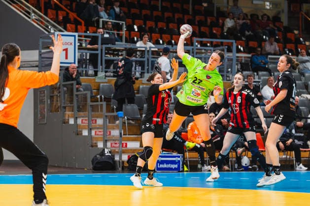 Dana Gruner (TSV Bayer 04 Leverkusen, 03) will einen Wurf von Nomi in de Braekt (Fuechse Berlin, 27) verhindern, Astrid Richartz (TSV Bayer 04 Leverkusen, 06), Denise Mol (TSV Bayer 04 Leverkusen, 19) TSV Bayer 04 Leverkusen vs. Fuechse Berlin, Handball, 2.Handball-Bundesliga, 24.Spieltag, Saison 2025 26, 18.04.2026, TSV Bayer 04 Leverkusen vs. Fuechse Berlin, Handball, 2.HBL, 24.Spieltag, Saison 2025 26, 18.04.2026 Leverkusen Copyright: xEibner-Pressefoto LukasxBaldygax EP_LBA