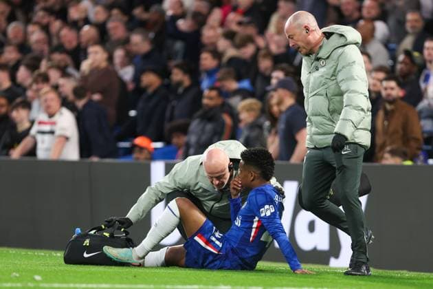 Estevao of Chelsea receives medical treatment during the match Chelsea v Manchester United, ManU Football, Premier League, Stamford Bridge, London, UK - 18 04 2026 EDITORIAL USE ONLY No use with unauthorised audio, video, data, fixture lists, club league logos or live services. Online in-match use limited to 120 images, no video emulation. No use in betting, games or single club league player publications. Copyright: xAnthonyxHanc Shutterstockx 16835348ap