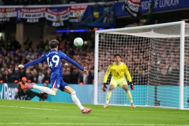 Sport Bilder des Tages Alejandro Garnacho of Chelsea misses a chance on goal Chelsea v Manchester United, ManU Football, Premier League, Stamford Bridge, London, UK - 18 04 2026 EDITORIAL USE ONLY No use with unauthorised audio, video, data, fixture lists, club league logos or live services. Online in-match use limited to 120 images, no video emulation. No use in betting, games or single club league player publications. Copyright: xAnthonyxHanc Shutterstockx 16835348as