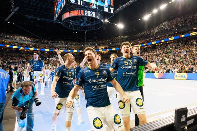 Die Spieler des BHC feiern den Einzug ins Finale des DHB-Pokals, Jubel, Freude, Leidenschaft, Erfolg, Emotion, Begeisterung, positive Emotionen, Fynn HANGSTEIN (Bergischer HC 06, 10), Lukas BECHER (Bergischer HC 06, 07), Soeren STEINHAUS (Bergischer HC 06, 53), Christopher RUDECK (Bergischer HC 06, 01) GER, Bergischer HC vs. SC Magdeburg, Handball, DHB-Pokal, LIDL Final4, Halbfinale, Spielzeit 2025 2026, 18.04.2026, GER, Bergischer HC vs. SC Magdeburg, Handball, DHB-Pokal, LIDL Final4, Halbfinale, Spielzeit 2025 2026, 18.04.2026, Koeln Copyright: xEibnerxPressefoto OliverxSchmidtx EP_OST