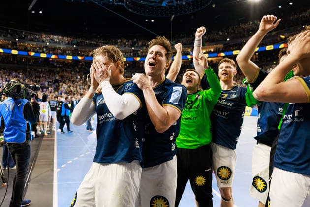 Sport Bilder des Tages Die Spieler des BHC feiern den Einzug ins Finale des DHB-Pokals, Jubel, Freude, Leidenschaft, Erfolg, Emotion, Begeisterung, positive Emotionen, Kim VOSS-FELS (Bergischer HC 06, 21), Lars Mitchell KOOIJ (Bergischer HC 06, 15) GER, Bergischer HC vs. SC Magdeburg, Handball, DHB-Pokal, LIDL Final4, Halbfinale, Spielzeit 2025 2026, 18.04.2026, GER, Bergischer HC vs. SC Magdeburg, Handball, DHB-Pokal, LIDL Final4, Halbfinale, Spielzeit 2025 2026, 18.04.2026, Koeln Copyright: xEibnerxPressefoto OliverxSchmidtx EP_OST
