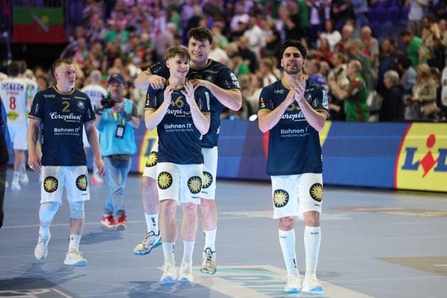 GER, Lanxess Arena Koeln, HBL, LIDL FINAL4, Men, 2. Halbfinale: bergischer HC vs. SC Magdeburg 18.04.2026, Lanxess Arena , Koeln , GER, Lanxess Arena Koeln, HBL, LIDL FINAL4, Men, 2. Halbfinale: bergischer HC vs. SC Magdeburg, im Bild: die Mannschaft des BHC freut sich ausgelassen dass sie gewonnen haben und ins Endspiel eingezogen sind, Noah Beyer (BHC 2), Julian Fuchs (BHC 46), Aron Seesing (BHC 49), Eloy Morante Maldonado (BHC 33),