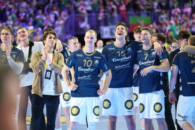 GER, Lanxess Arena Koeln, HBL, LIDL FINAL4, Men, 2. Halbfinale: bergischer HC vs. SC Magdeburg 18.04.2026, Lanxess Arena , Koeln , GER, Lanxess Arena Koeln, HBL, LIDL FINAL4, Men, 2. Halbfinale: bergischer HC vs. SC Magdeburg, im Bild: die Mannschaft des BHC freut sich ausgelassen dass sie gewonnen haben und ins Endspiel eingezogen sind, Finn Hangstein (BHC 10), Lars Kooij (BHC 15), Lukas Becher (BHC 7), Kim Voss-Fels (BHC 21),