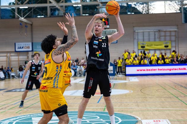 Tylan James Pope (Bozic Estriche Knights Kirchheim, 09) Aaron Kayser (Paderborn Baskets, 22) GER, Bozic Estriche Knights Kirchheim vs. Paderborn Baskets, BARMER 2. Basketball Bundesliga, 32. Spieltag, Saison 2025 2026, 18.04.2026 , GER, Bozic Estriche Knights Kirchheim vs. Paderborn Baskets, BARMER 2. Basketball Bundesliga, 32. Spieltag, Saison 2025 2026, 18.04.2026 Foto: Eibner-Pressefoto Nina Sander Kirchheim an der Teck Copyright: xEibner-Pressefoto NinaxSanderx EP_NSR