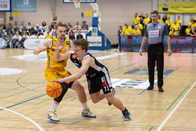 Jonathan Klussmann (Paderborn Baskets, 71) im Duell mit Lucas Mayer (Bozic Estriche Knights Kirchheim, 08). Bozic Estriche Knights Kirchheiml vs Paderborn Baskets, Basketball,Barmer Basketball 2. Bundesliga ProA, Spieltag 32, Saison 2025 2026, 18.04.2026, Bozic Estriche Knights Kirchheiml vs Paderborn Baskets, Basketball,Barmer Basketball 2. Bundesliga ProA, Spieltag 32, Saison 2025 2026, 18.04.2026 Kirchheim Copyright: xEibner-Pressefoto DavidexDixGiovx EP_DGI