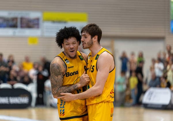 Nil Failenschmid Clavera (Bozic Estriche Knights Kirchheim, 15) & Tylan Pope (Bozic Estriche Knights Kirchheim, 09) beim gemeinsamen JUbel. Bozic Estriche Knights Kirchheiml vs Paderborn Baskets, Basketball,Barmer Basketball 2. Bundesliga ProA, Spieltag 32, Saison 2025 2026, 18.04.2026, Bozic Estriche Knights Kirchheiml vs Paderborn Baskets, Basketball,Barmer Basketball 2. Bundesliga ProA, Spieltag 32, Saison 2025 2026, 18.04.2026 Kirchheim Copyright: xEibner-Pressefoto DavidexDixGiovx EP_DGI