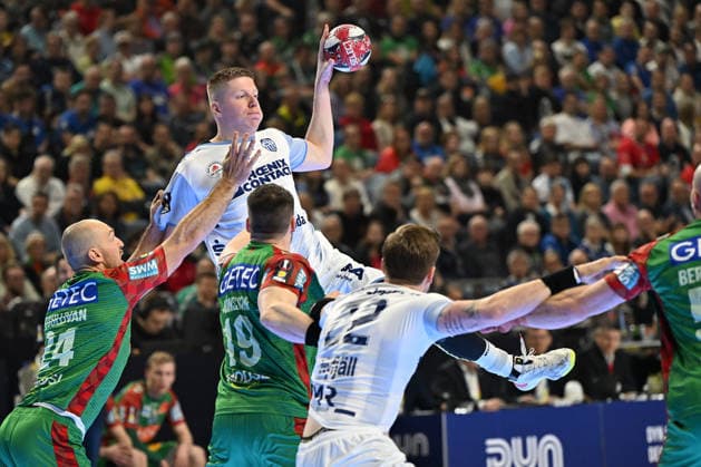 GER, Lanxess Arena Koeln, HBL, LIDL FINAL4, Men, Spiel um Platz 3, TBV Lemgo Lippe vs. SC Magdeburg 19.04.2026, Lanxess Arena , Koeln , GER, Lanxess Arena Koeln, HBL, LIDL FINAL4, Men, Spiel um Platz 3, TBV Lemgo Lippe vs. SC Magdeburg , im Bild: Niels Versteijnen (TBV Lemgo 25), im Zweikampf gegen Christian O Sullivan (SC Magdeburg 24), Elvar Örn Jonsson (SC Magdeburg 19),