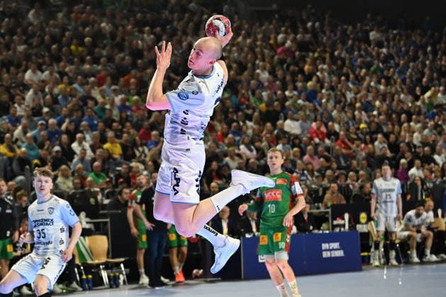 GER, Lanxess Arena Koeln, HBL, LIDL FINAL4, Men, Spiel um Platz 3, TBV Lemgo Lippe vs. SC Magdeburg 19.04.2026, Lanxess Arena , Koeln , GER, Lanxess Arena Koeln, HBL, LIDL FINAL4, Men, Spiel um Platz 3, TBV Lemgo Lippe vs. SC Magdeburg , im Bild: Leve Carstensen (TBV Lemgo 21), im Zweikampf gegen Matej Mandić Torwart (SC Magdeburg 12),
