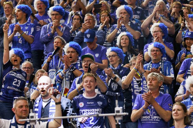 Siegerehrung TBV Lemgo, Jubel, Freude, Leidenschaft, Erfolg, Emotion, Begeisterung, positive Emotionen, Fans, Jubel, Freude, Leidenschaft, Erfolg, Emotion, Begeisterung, positive Emotionen GER, TBV Lemgo Lippe vs. SC Magdeburg, Handball, DHB-Pokal, LIDL Final4, Spiel um Platz 3, Spielzeit 2025 2026, 19.04.2026, GER, TBV Lemgo Lippe vs. SC Magdeburg, Handball, DHB-Pokal, LIDL Final4, Spiel um Platz 3, Spielzeit 2025 2026, 19.04.2026, Koeln Copyright: xEibnerxPressefoto OliverxSchmidtx EP_OST