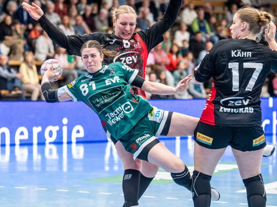 Lea Neubrander (Frisch Auf Frauen, 81) im Duell mit Laura Szabo (BSV Sachsen Zwickau, 06) und Charlotte Kaehr (BSV Sachsen Zwickau, 17), BSV Sachsen Zwickau vs. Frisch Auf Goeppingen, Handball, 1. Bundesliga, Spielzeit 2025 2026, 19.04.2026 BSV Sachsen Zwickau vs. Frisch Auf Goeppingen, Handball, 1. Bundesliga, Spielzeit 2025 2026, 19.04.2026 Zwickau Copyright: xMichaelxSchmidt Eibner-Pressefotx EP_MST