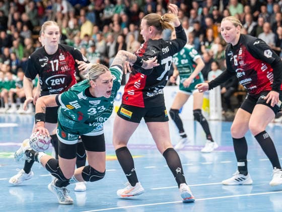 Luisa Schulze (Frisch Auf Frauen, 33) im Duell mit Zoe Stens (BSV Sachsen Zwickau, 73), BSV Sachsen Zwickau vs. Frisch Auf Goeppingen, Handball, 1. Bundesliga, Spielzeit 2025 2026, 19.04.2026 BSV Sachsen Zwickau vs. Frisch Auf Goeppingen, Handball, 1. Bundesliga, Spielzeit 2025 2026, 19.04.2026 Zwickau Copyright: xMichaelxSchmidt Eibner-Pressefotx EP_MST
