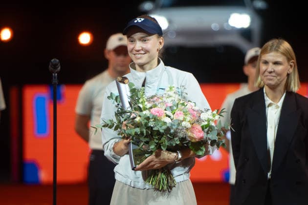 Siegerin Elena Rybakina (KAZ) im Bild mit Sieger Pokal vor Porsche 911, im Hintergrund Anke Huber (Turnier Organisatorin), Freude, Emotion, Jubel, GER, Elena Rybakina vs. Karolina Muchova, Tennis, ATP, Tennis Herren Turnier, WTA, Tennis Damen 500, Porsche Tennis Grand-Prix, Finale, 19.04.2026, GER, Elena Rybakina vs. Karolina Muchova, Tennis, ATP-Turnier, WTA 500, Porsche Tennis Grand-Prix, Finale, 19.04.2026, Stuttgart Copyright: xEibner-Pressefoto EdwardxCheungx EP_ECG