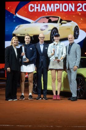 Anke Huber (Turnier Organisatorin (links im Bild), rechts daneben Karolina Muchova (CZE) mit Pokal, in der Mitte Dr. Michael Leiters (Vorstandsvorsitzender Porsche AG), Siegerin Elena Rybakina (KAZ) rechts daneben mit Sieger Pokal vor Porsche 911, rechts daneben Markus Günthardt (Turnier Organisator), GER, Elena Rybakina vs. Karolina Muchova, Tennis, ATP, Tennis Herren Turnier, WTA, Tennis Damen 500, Porsche Tennis Grand-Prix, Finale, 19.04.2026, GER, Elena Rybakina vs. Karolina Muchova, Tennis, ATP-Turnier, WTA 500, Porsche Tennis Grand-Prix, Finale, 19.04.2026, Stuttgart Copyright: xEibner-Pressefoto EdwardxCheungx EP_ECG